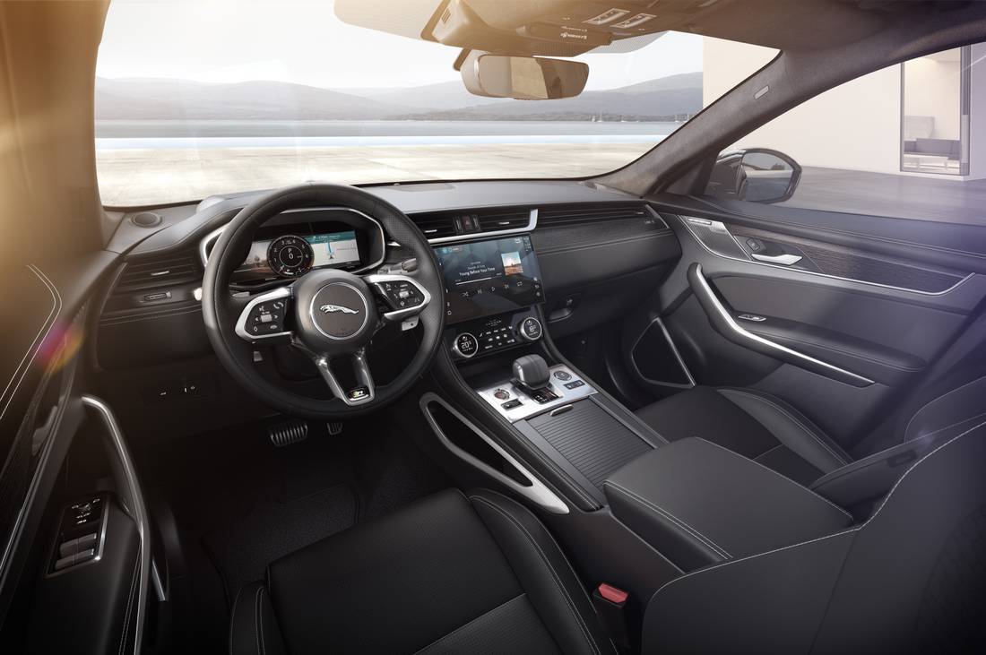 Jaguar_F-PACE_23MY_400_SPORT_Interior_Front_View_120422