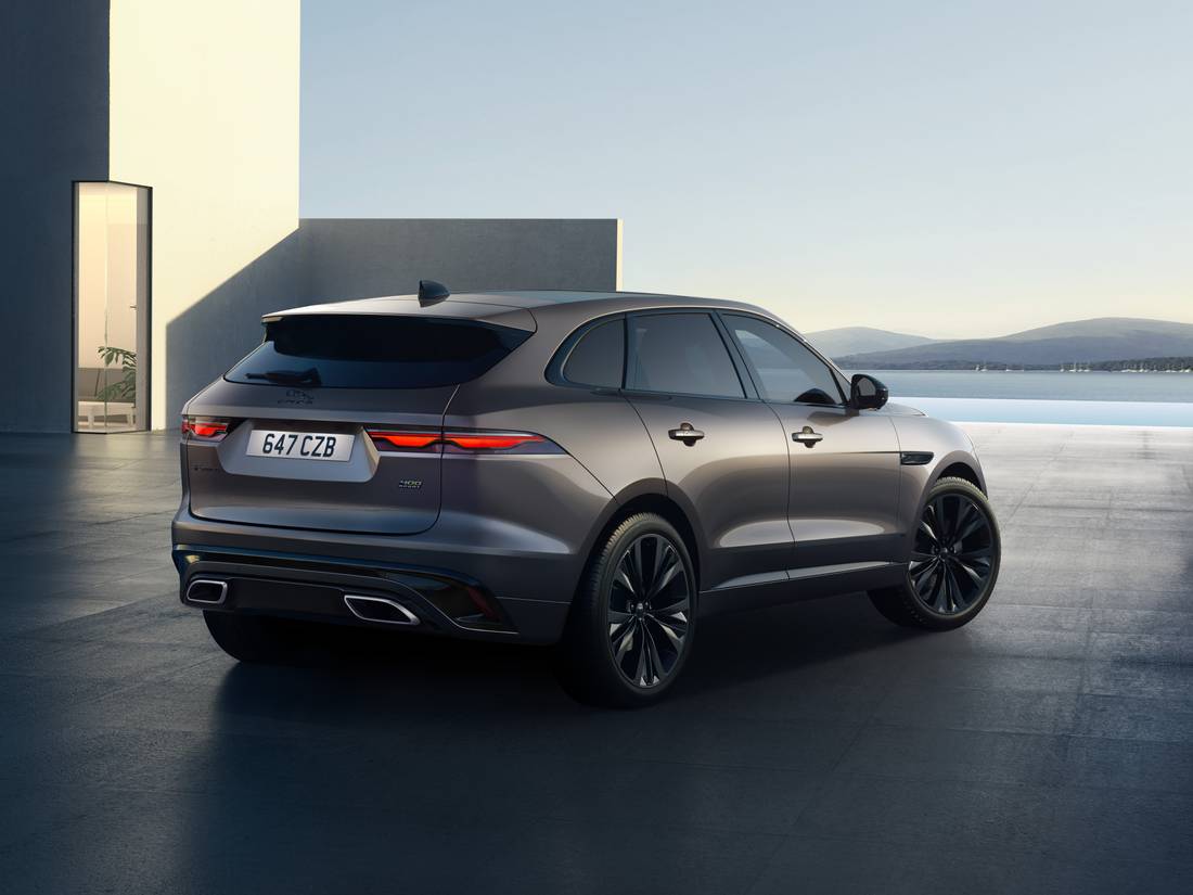 Jaguar_F-PACE_23MY_400_SPORT_Exterior_Rear_3-Quarter_120422